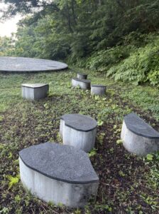 「融」の作品と周辺の風景