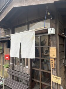 白い暖簾が掛かるお店の入口