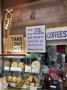 テイクアウトメニューと焼き菓子の並ぶ店先