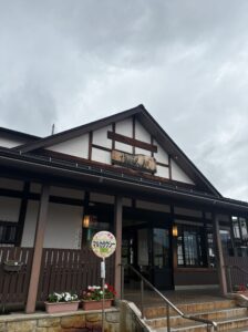 牧之通り沿いの趣ある建物の外観