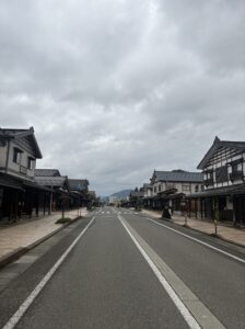 まっすぐ続く牧之通りの街並み