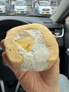 台湾パイン入りのロールケーキ