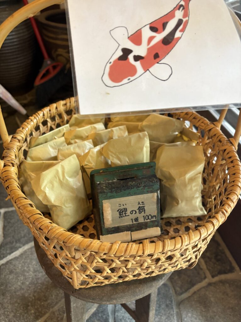 貝掛温泉の鯉の餌が入った籠（1袋100円）