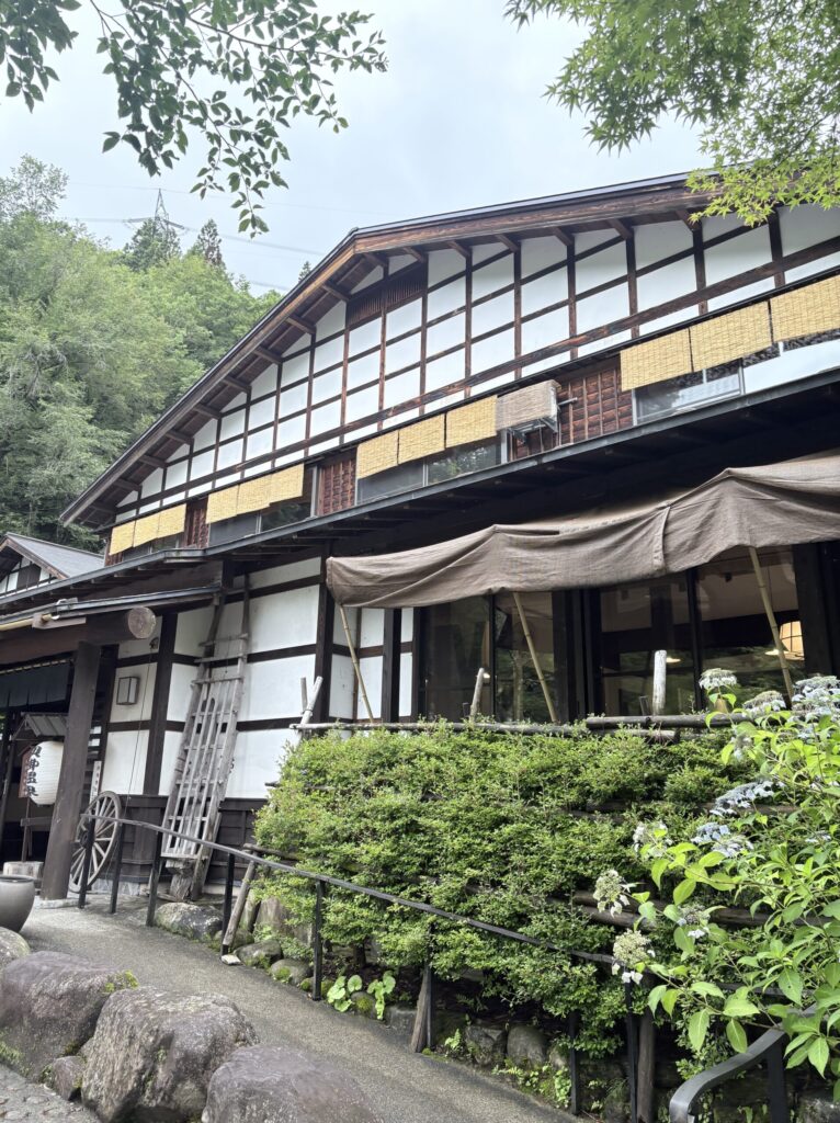 緑に囲まれた貝掛温泉の木造の建物