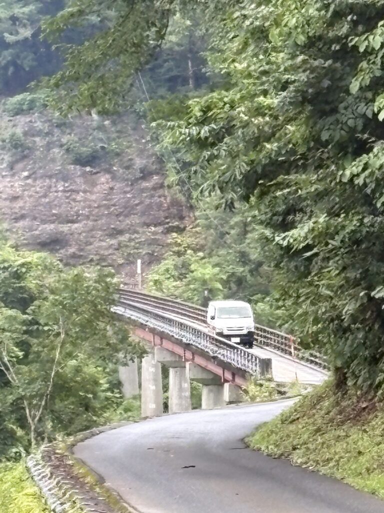 貝掛温泉へ続く細い道と川を渡る橋