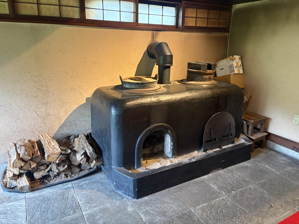 江口だんご本店の館内に残る昔ながらのかまど