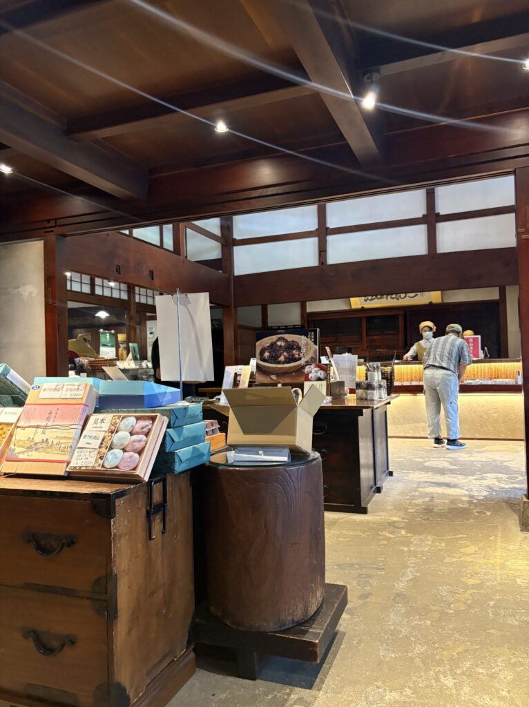 江口だんご本店の販売所と古民家の太い梁