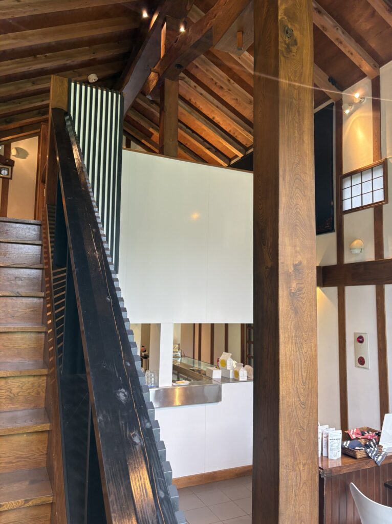 2階の甘味喫茶へ続く江口だんご本店の館内の階段