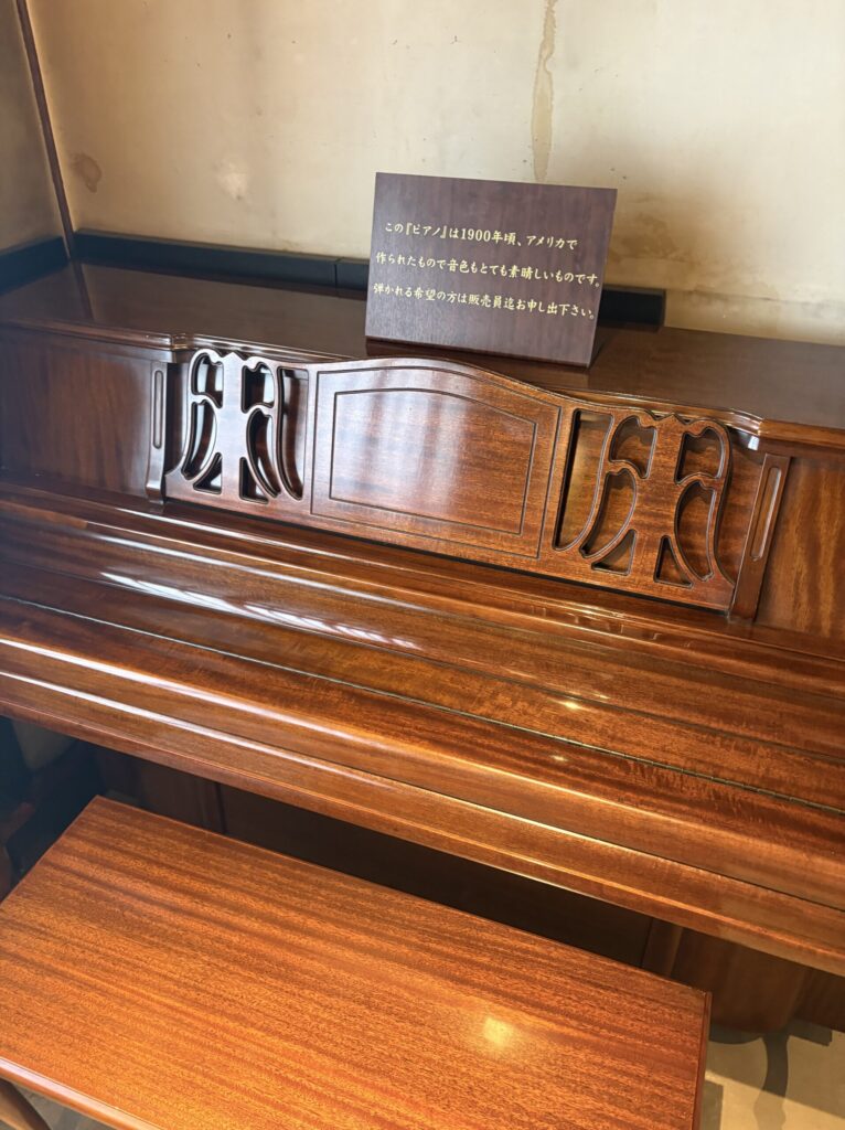 江口だんご本店の館内に置かれた1900年頃アメリカ製のピアノ