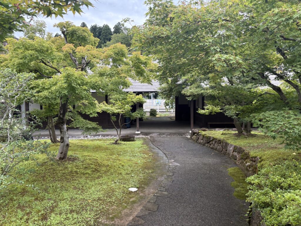 苔と紅葉が敷きつめられた江口だんご本店の庭園