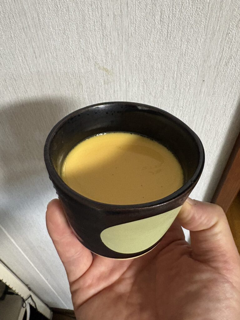 雪甘月の陶器容器に入ったプリン