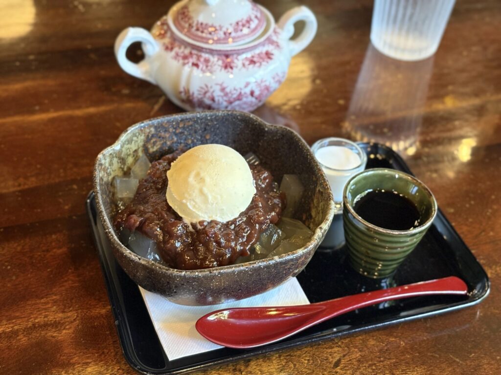 塩沢邪宗門のオリジナルカップで提供されるブラックコーヒー