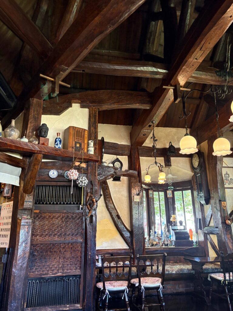 塩沢邪宗門の梁がむき出しの天井とレトロなランプ