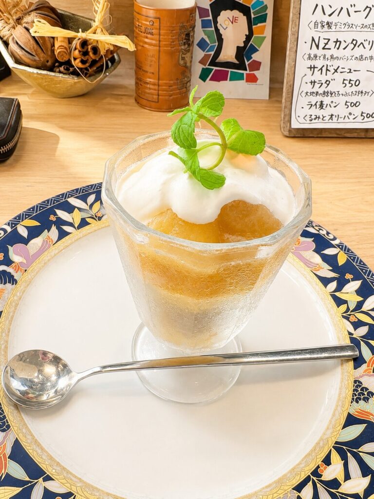 イル カトラ グリルの夏限定デザート、桃のチャイパンナコッタ800円