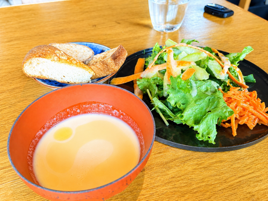 WILLOW HOUSEランチのサラダと冷たいポタージュスープとパン