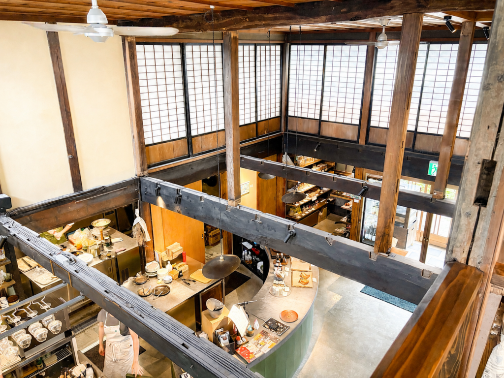 屋根まで吹き抜けのWILLOW HOUSE店内を2階から見下ろした様子