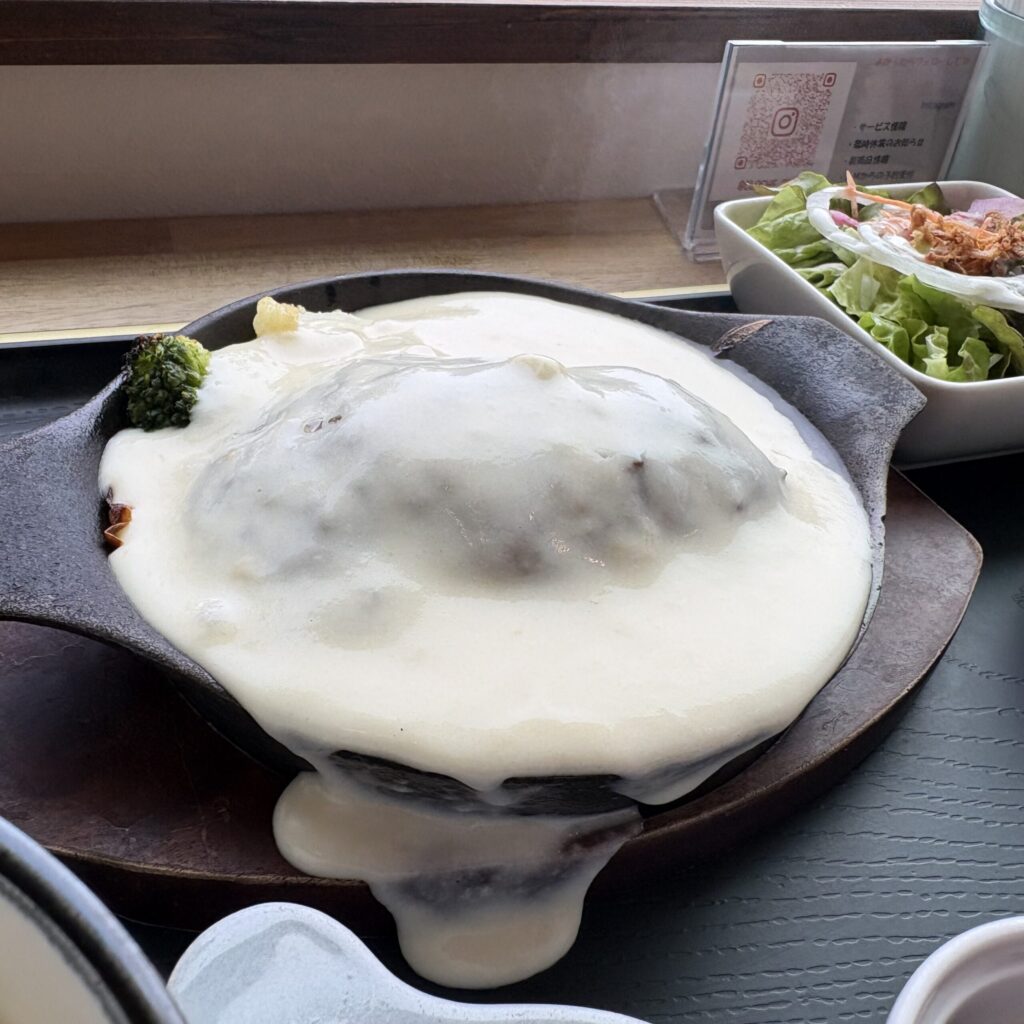 チーズが全体を覆ったcloche名物のハンバーグ（鉄板）