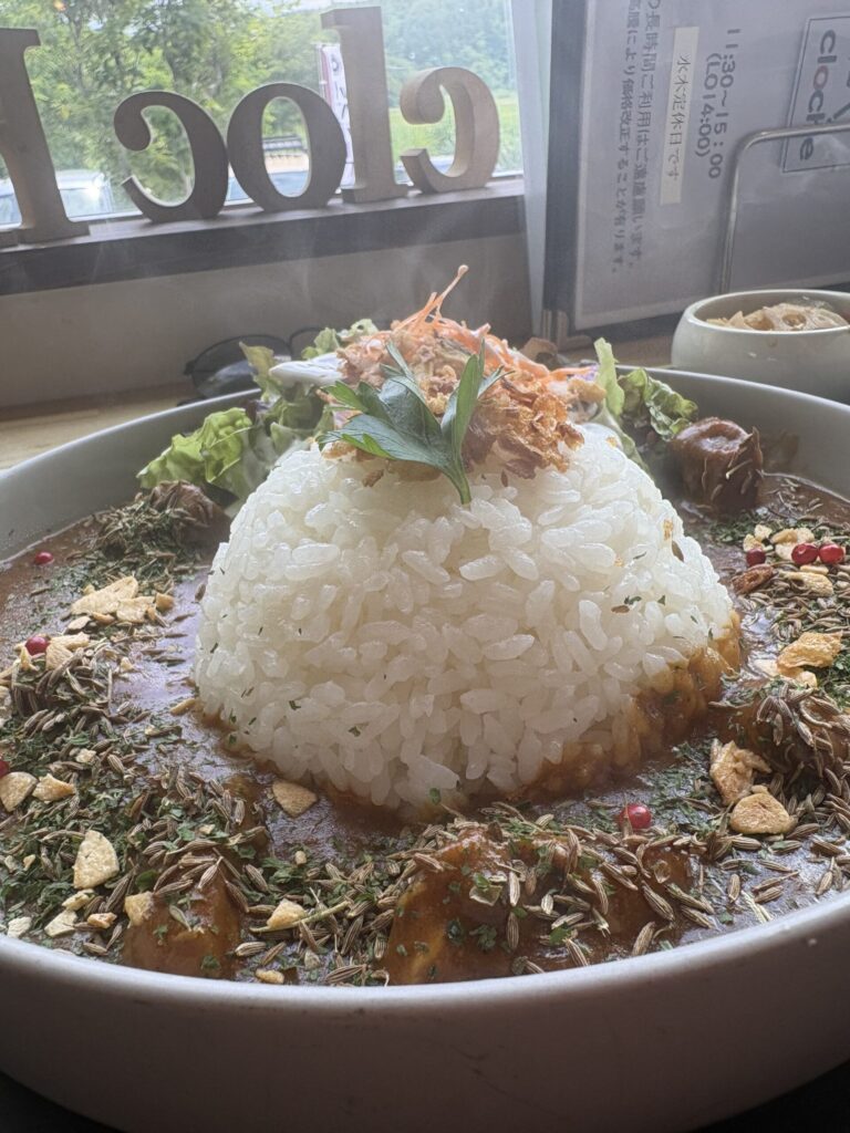 窓際の席で撮った超次元スパイスカレー