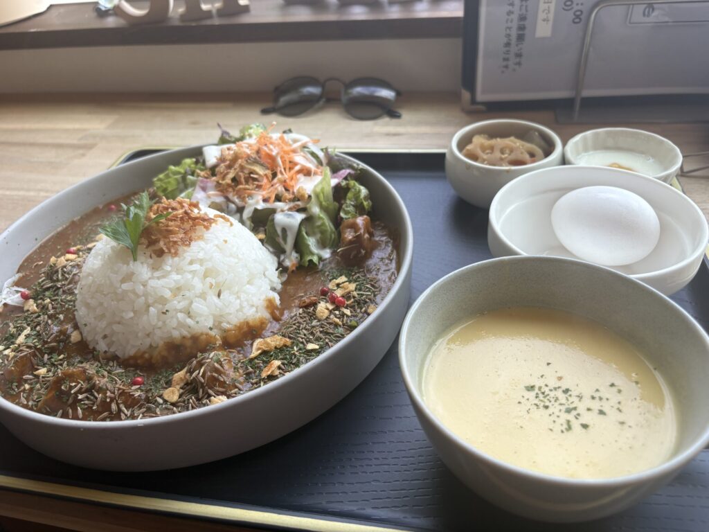 スープと小鉢が付いた超次元スパイスカレーのセット
