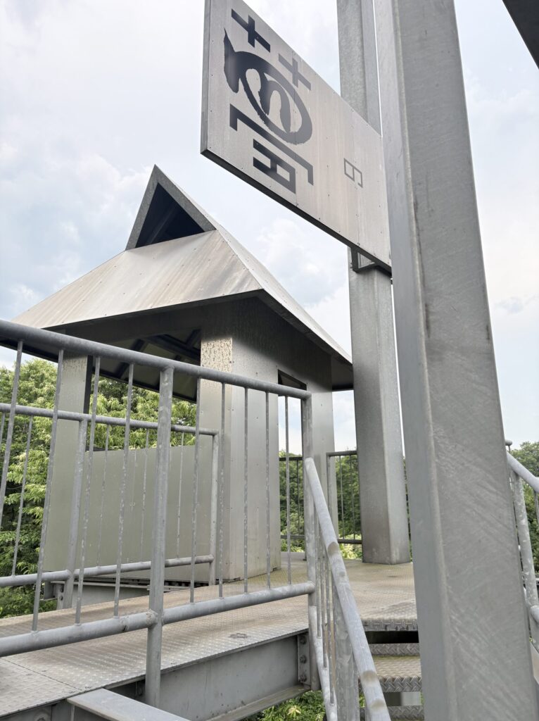 ステップ イン プランの階段と看板の裏側