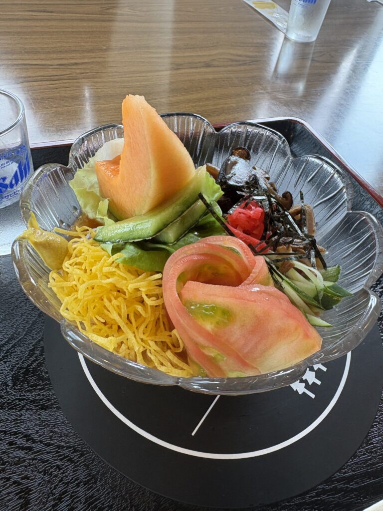 メロンが添えられた夏限定の冷やし中華