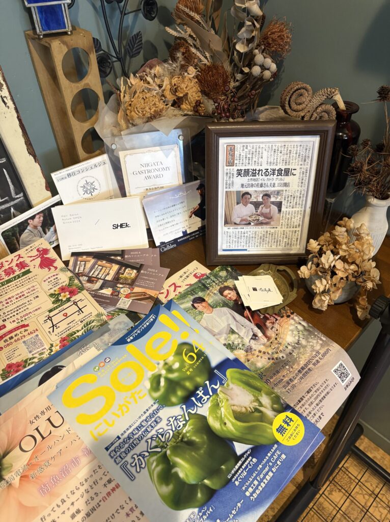 イル カトラ グリルの店内に飾られたドライフラワーと新聞記事