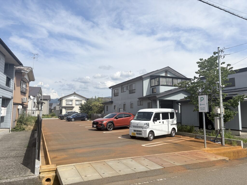 WILLOW HOUSE向かいの駐車場と、幅の狭い出入り口