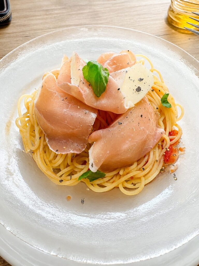 イル カトラ グリルの夏限定、すりガラスの器に盛られた桃と生ハムの冷製パスタ