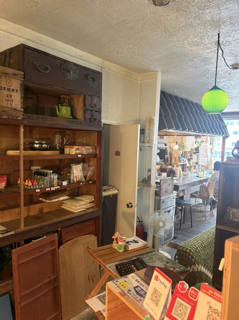 喫茶店の面影が残るケロハウスの店内