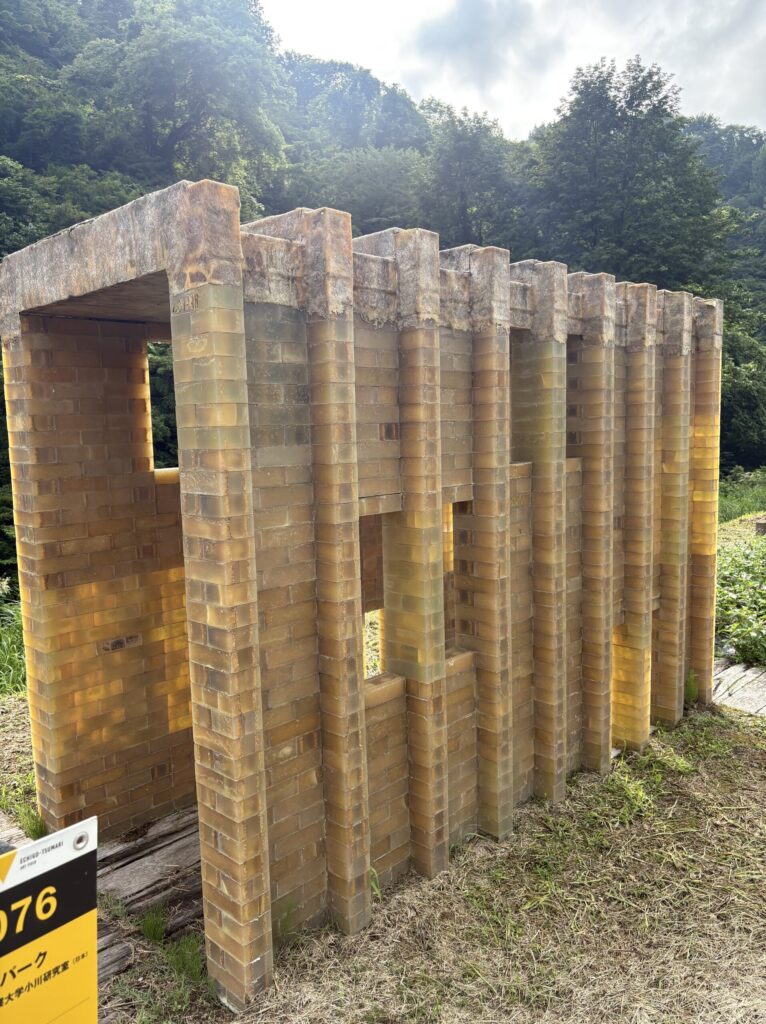 半透明のブロックを積み上げたモミガラパーク