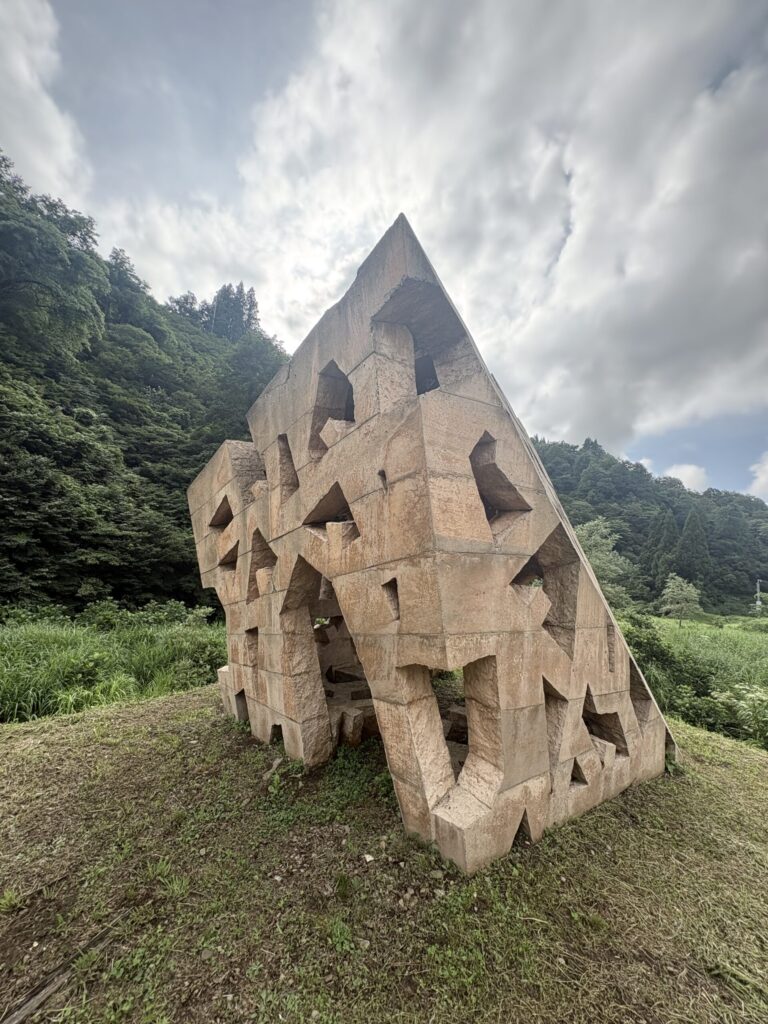 三角の形に穴が並ぶ、土でできたマッドメン