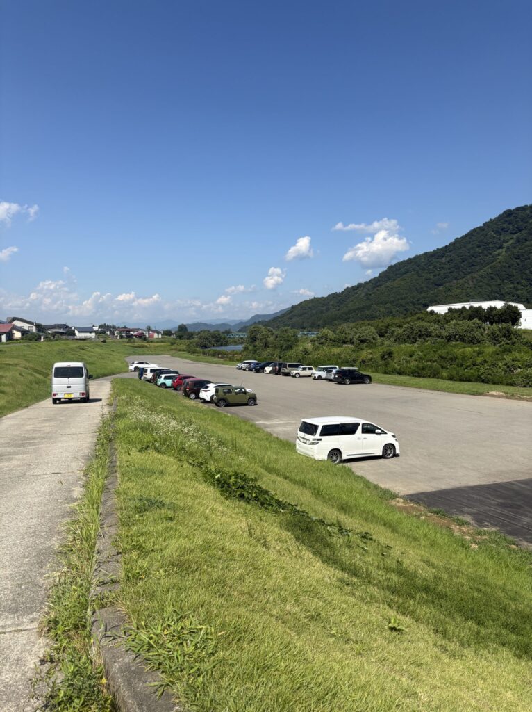 六日町の河川敷にある無料駐車場