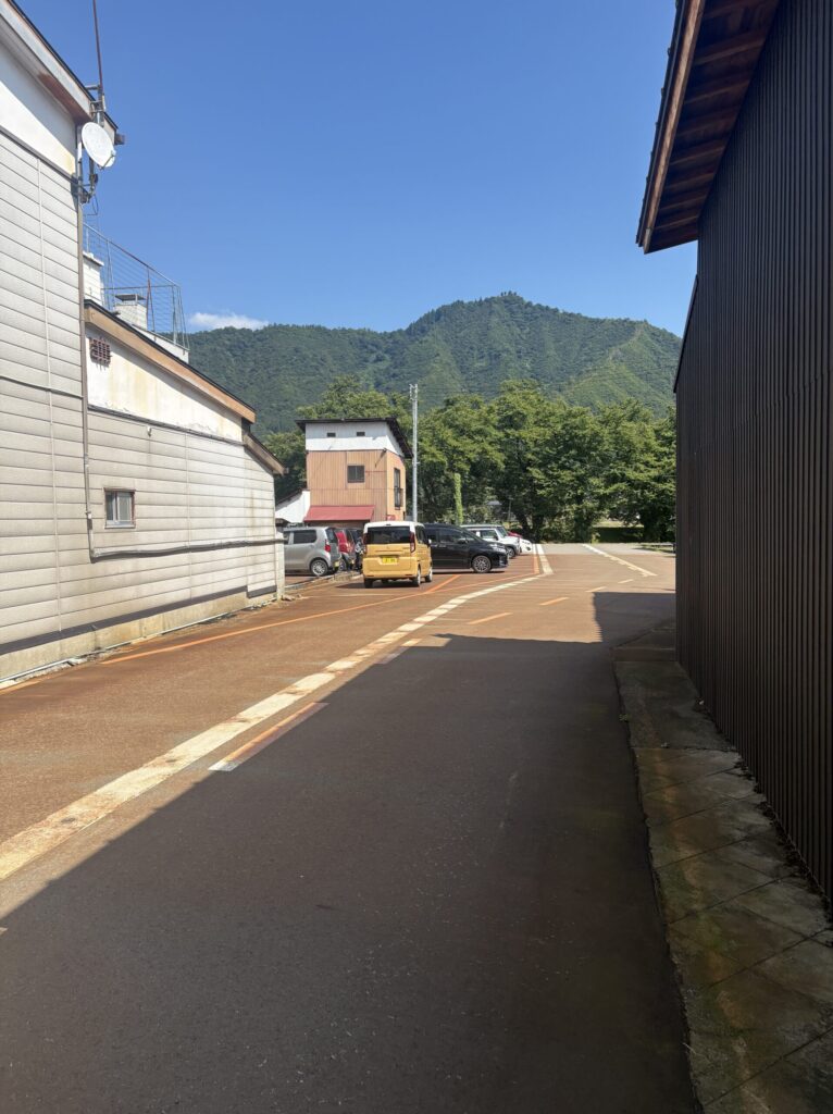 六日町の商店街へ向かう道