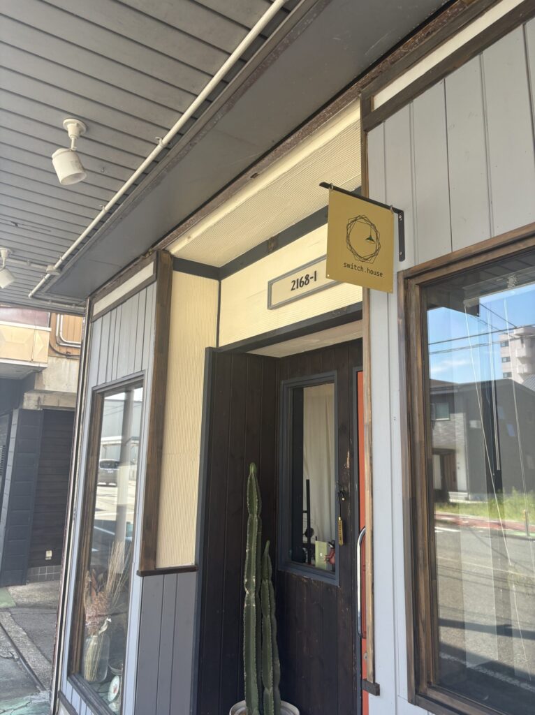Switch Houseの外観と入り口
