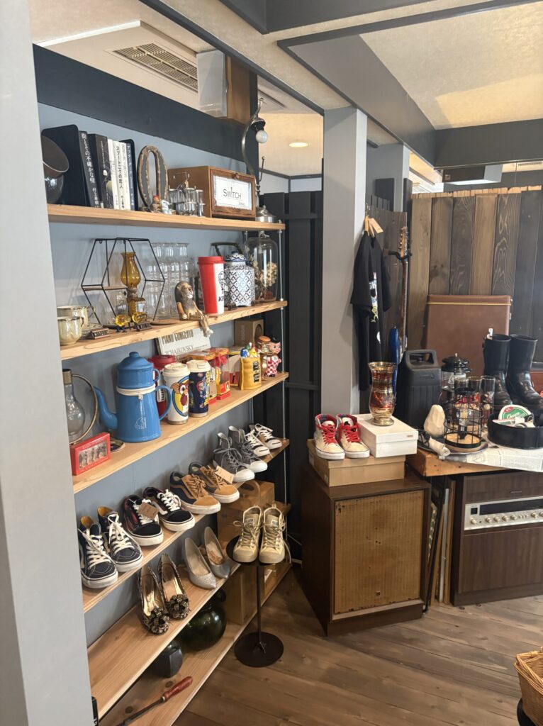 家具と雑貨が並ぶSwitch Houseの店内