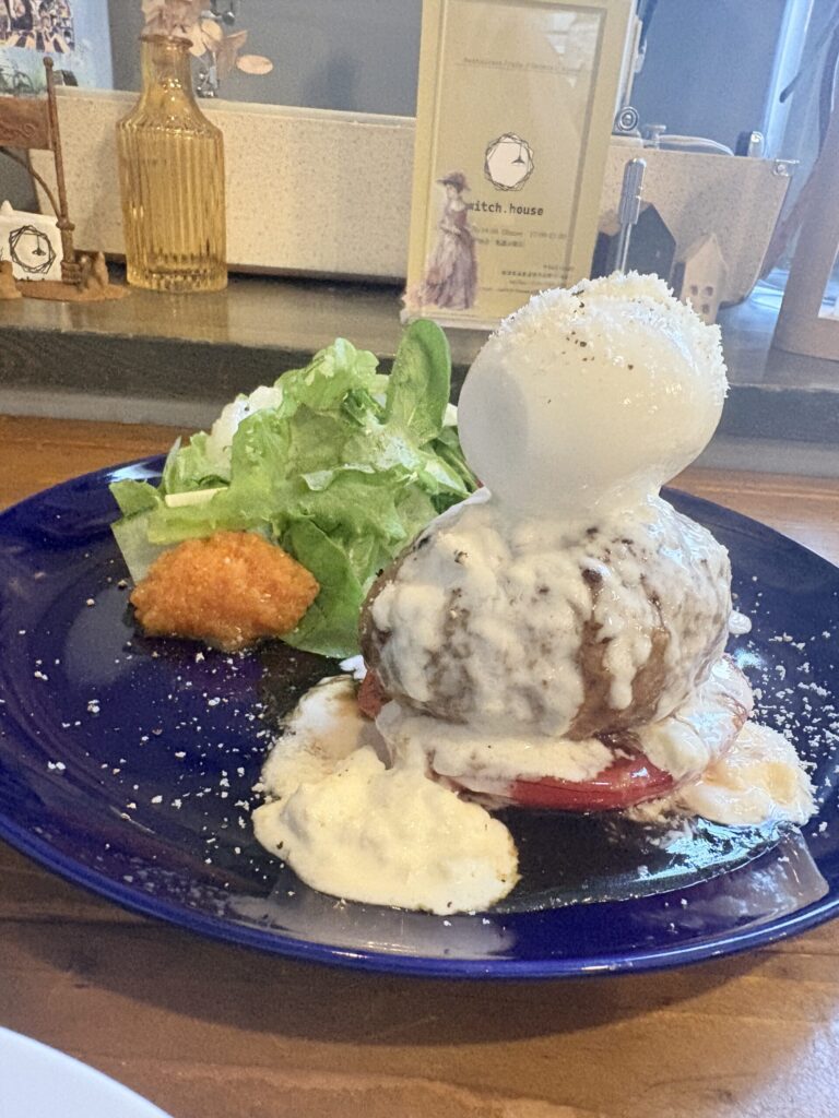 卵とトマトが添えられたハンバーグランチ