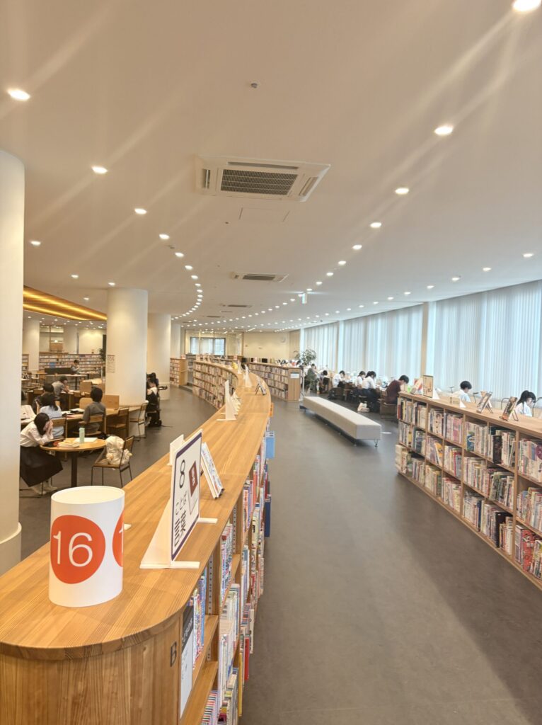 窓際に並ぶ図書館のカウンター席