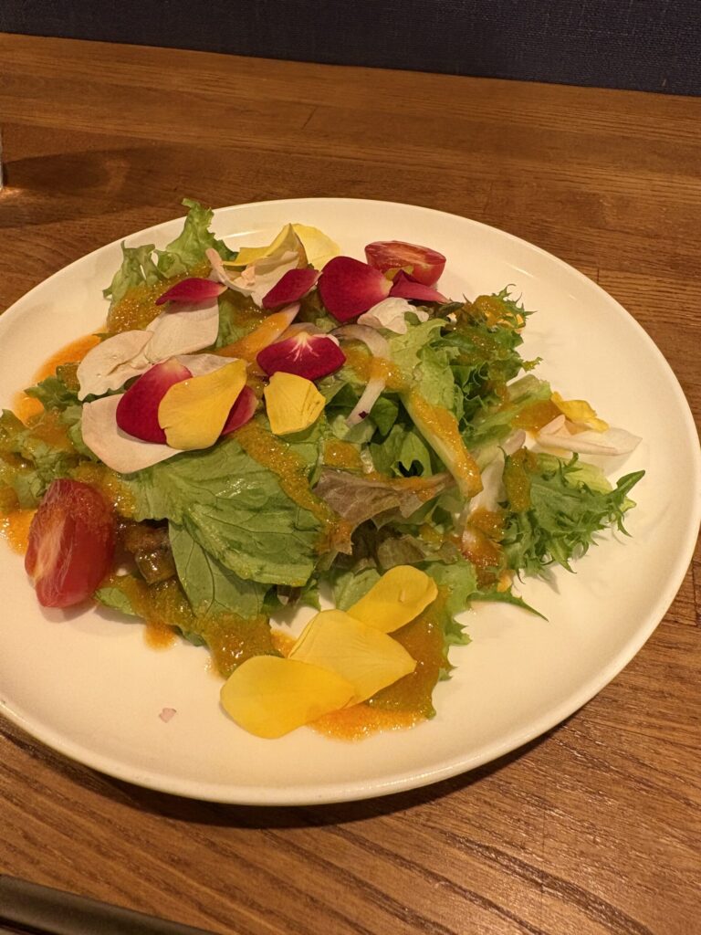 色とりどりの野菜を盛ったサラダ
