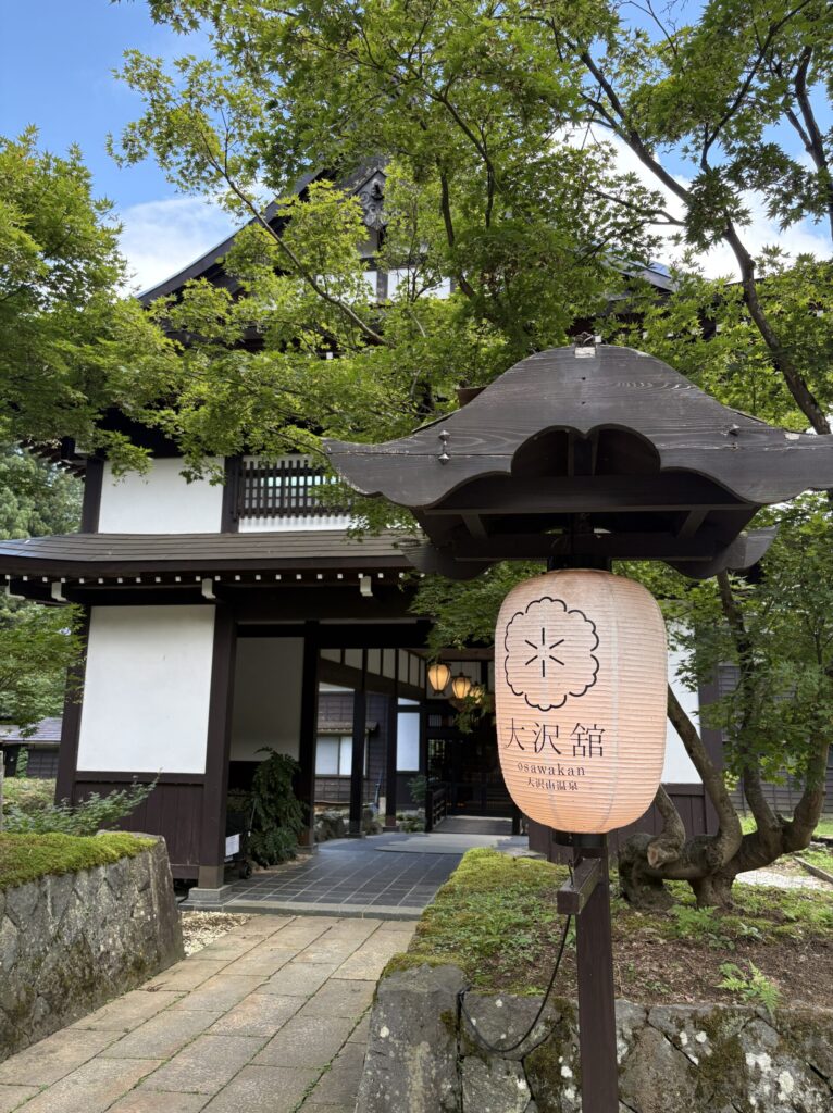 山あいに建つ大沢山温泉 大沢舘の外観