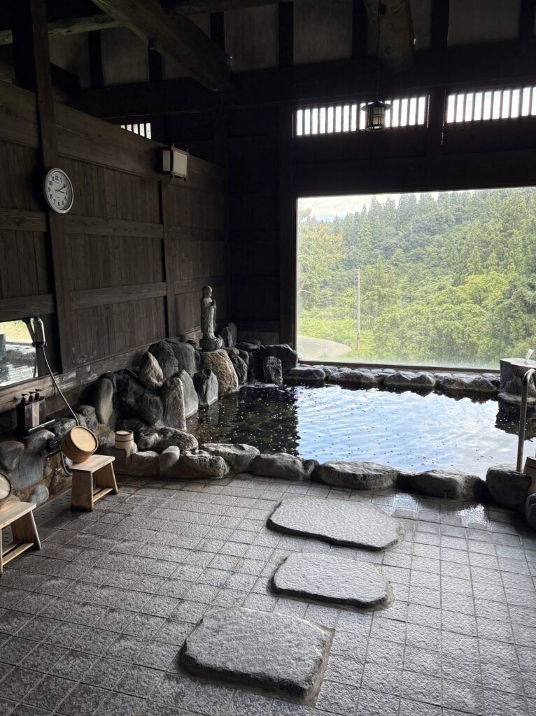 大沢舘の内風呂「白妙の湯」と窓の外の山の景色
