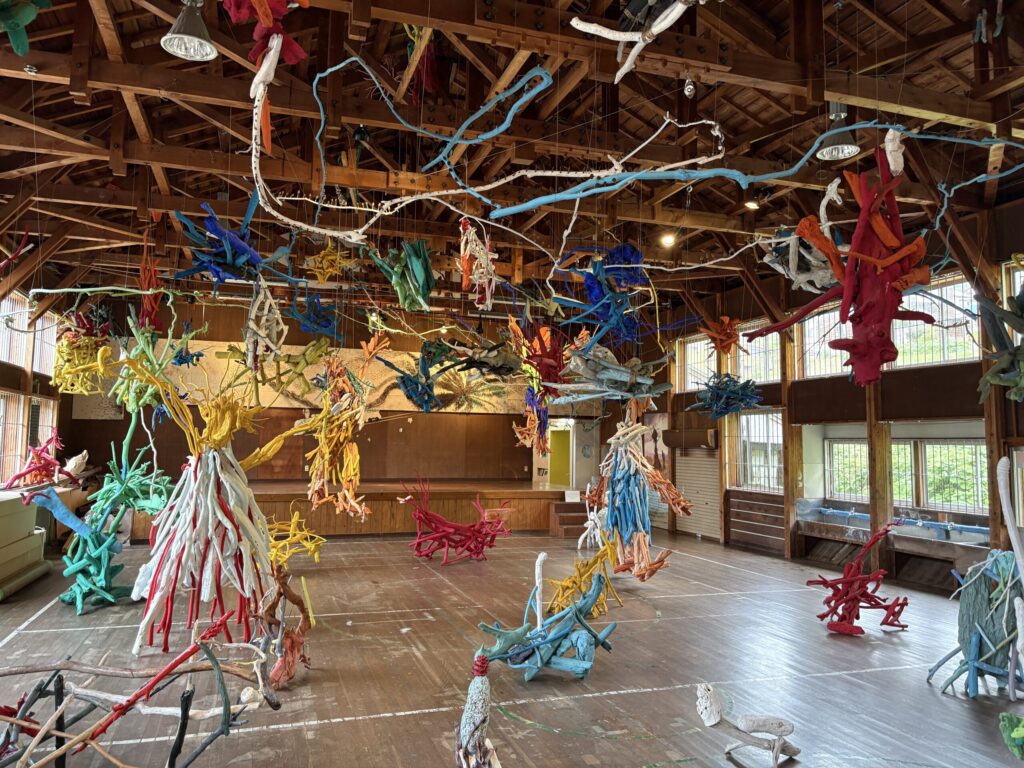校舎内に広がる空間絵本の展示