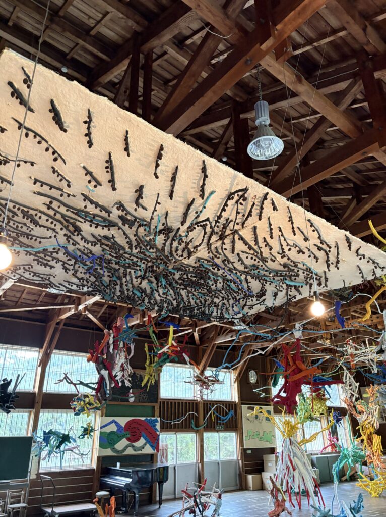 流木と木の実で作られた校舎内の展示