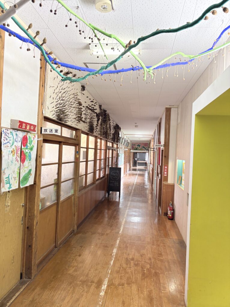 木造校舎の一角