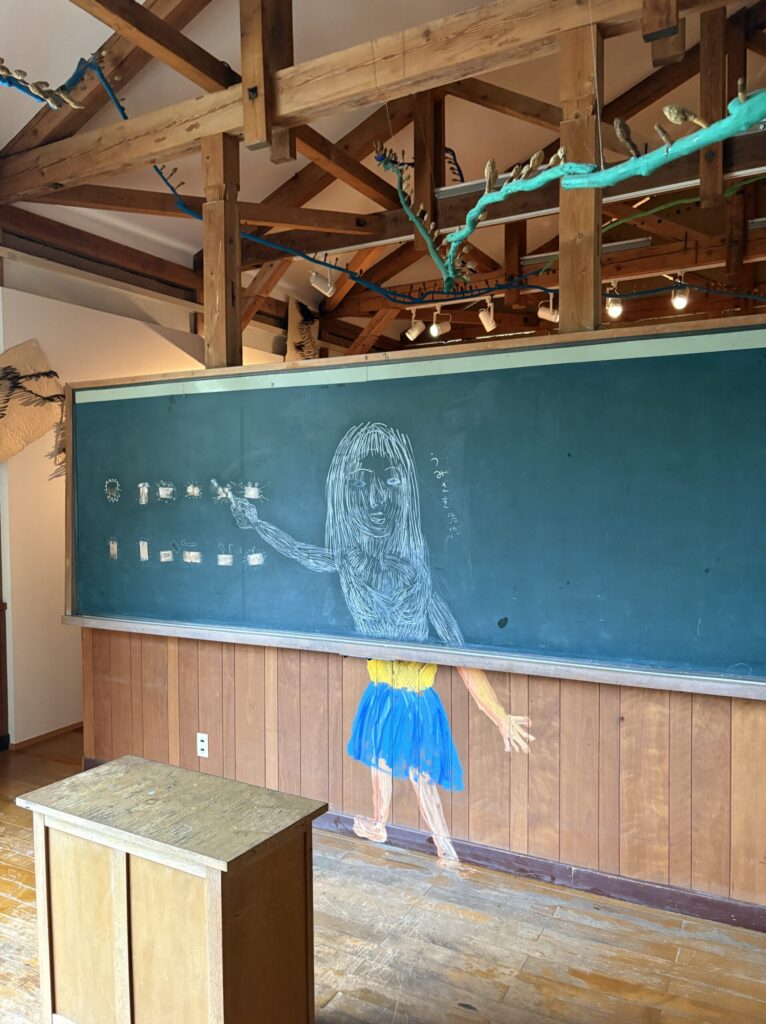 黒板の残る教室の展示
