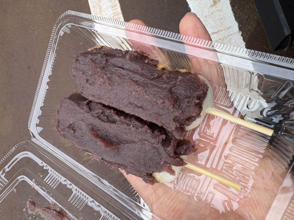 あんこをのせたもちや団子