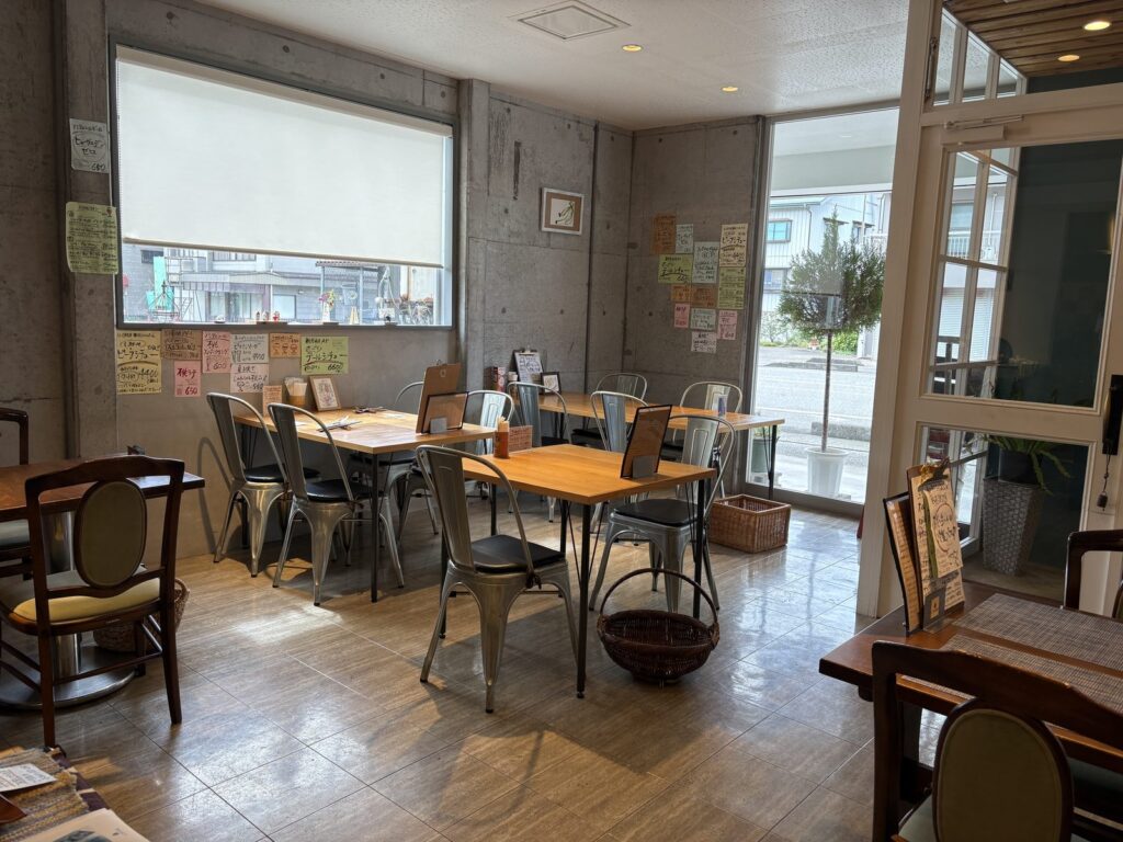 十日町イルカトラグリルの店内