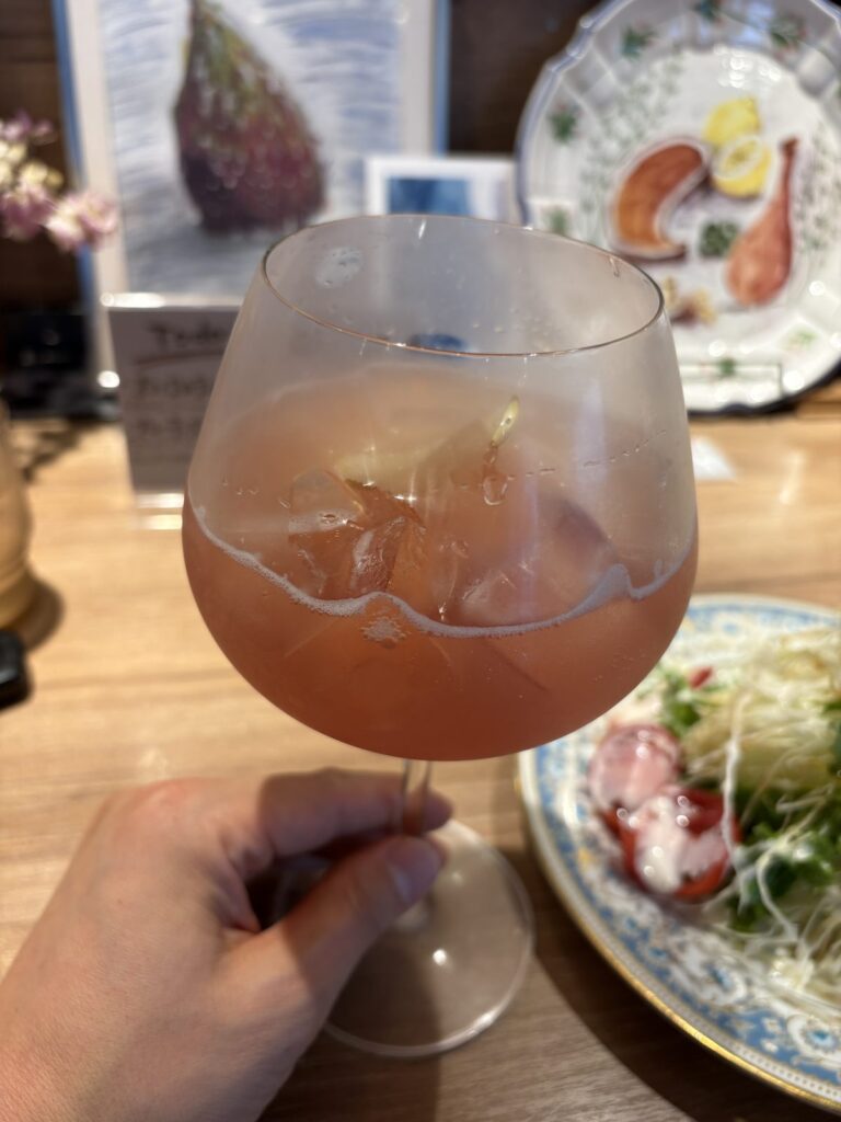 背の高いグラスに入ったしゅわしゅわ桃ジュース