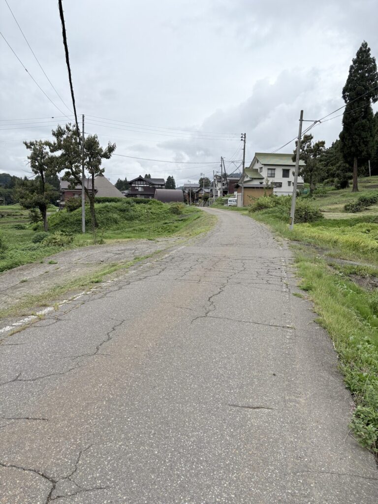 パンと暮らしとヤナギヤ周辺の狭い集落の道