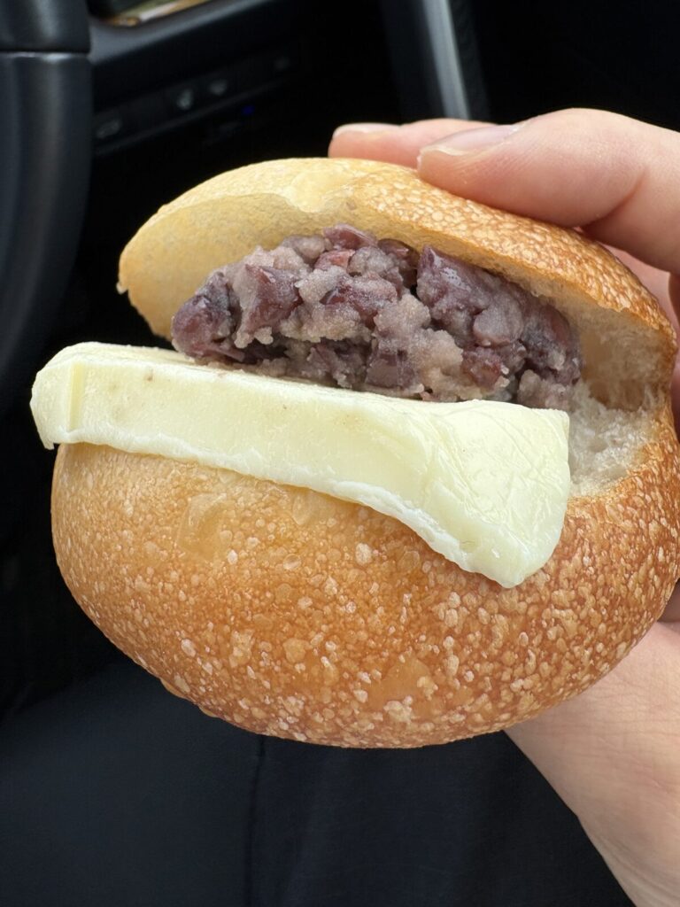 ヤナギヤのあんバターサンド。自家製あんことよつ葉バターをはさんだパン
