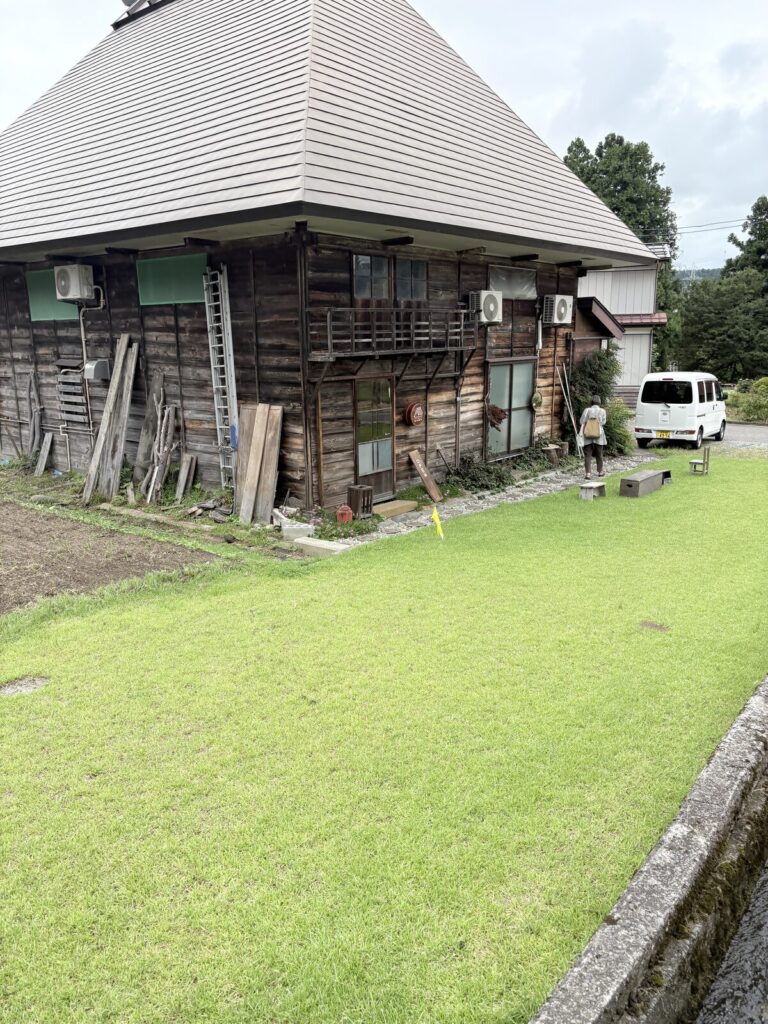 パンと暮らしとヤナギヤの店舗前の駐車スペース